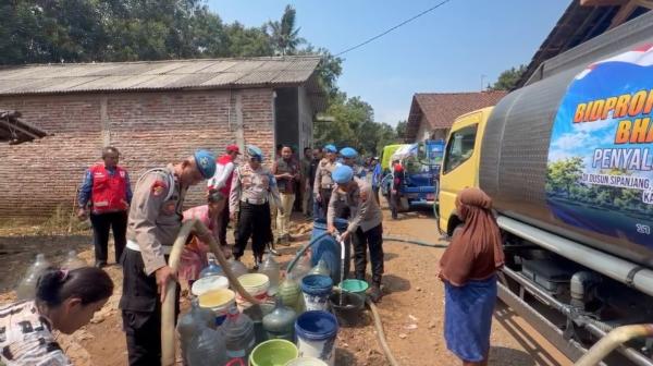 Kekeringan Meluas, Bidpropam Polda Jateng Salurkan 25.000 Liter Air Bersih di Desa Kuta Pemalang