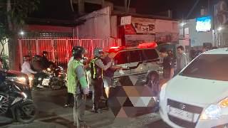 Menyeberang Jalan Raya Kalijaten Taman Sidoarjo, Lansia Pejalan Kaki Alami Patah Kaki