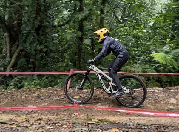 Ganasnya Lintasan BIG Downhill 2026 Tak Buat Nyali Ciut, Rider MTB IMIPAS Banyuwangi Cetak 6 Prestas
