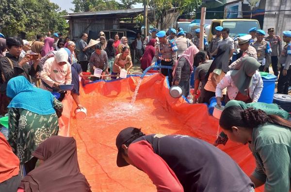 Warga Depok Toroh Grobogan Serbu Bantuan 25.000 Liter Air dari Bidpropam Polda Jateng