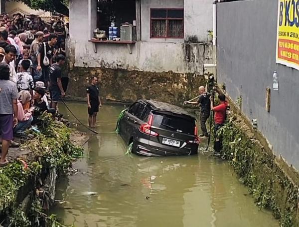Hujan Deras, Suzuki Ertiga Terseret Luapan Parit hingga Terbalik di Batam