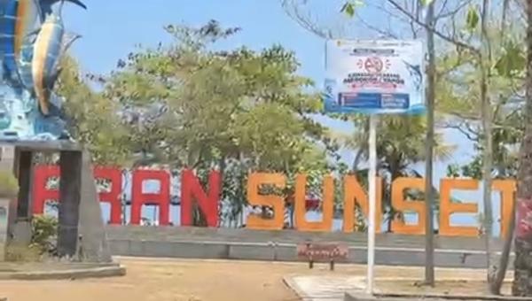 Plang Larangan Merokok di Pantai Pangandaran Bikin Netizen Heboh, Denda Rp50 Juta!