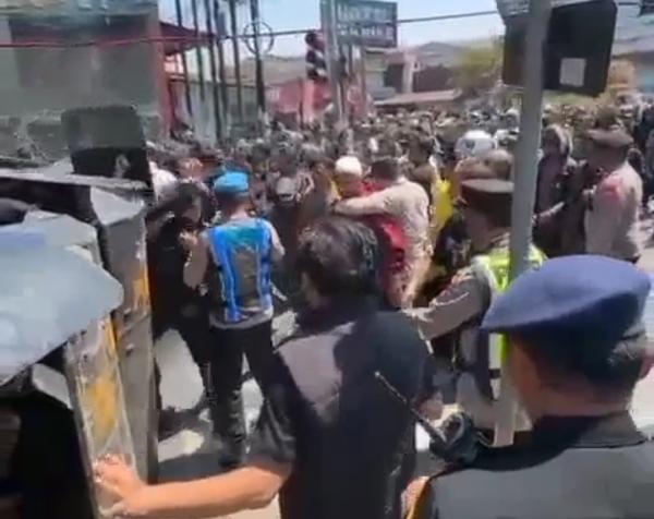 Jalan Merak Madiun Memanas, Massa Diduga Kelompok M. Taufiq Bentrok dengan Aparat