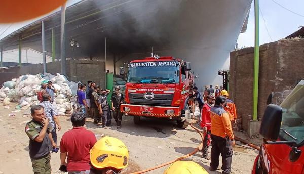 Pabrik Bahan Baku Obat Nyamuk di Jepara, Terbakar