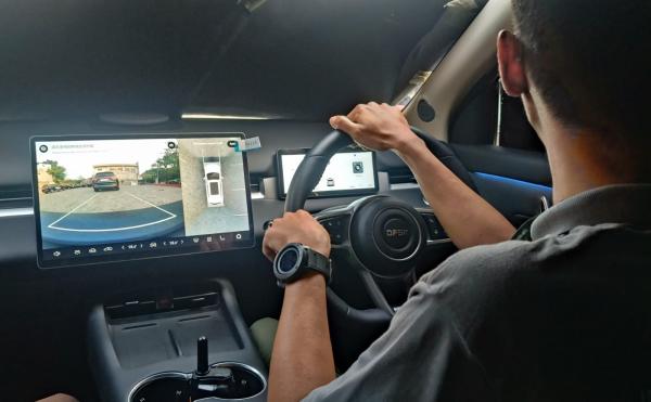 Fitur Parkir Otomatis Mobil Listrik Bantu Pengemudi Pemula Menembus Ruang Sempit