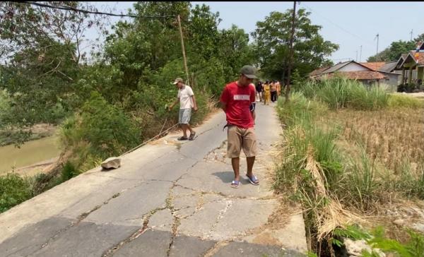 Jalan Utama Dusun Mujiah Karawang Nyaris Ambles, Ratusan Warga Terancam Terisolir