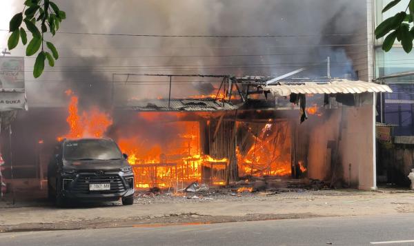 Diduga Korsleting Listrik, 4 Kios, Rumah dan Mobil Terbakar di Paledang Bogor