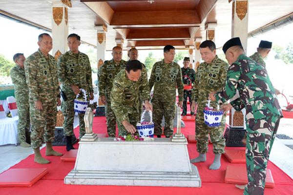 Momen Panglima TNI Didampingi Pangdam IV Diponegoro Ziarah ke Makam Jenderal Soedirman