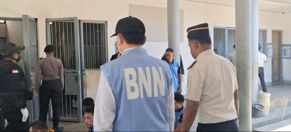 Cegah Peredaran Narkoba Lapas Atambua dan BNN Geledah Blok Hunian Warga Binaan da Tes Urine