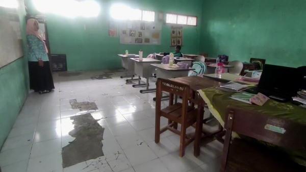 Siswa SDN 2 Banyuurip Kendal Belajar di Tengah Bangunan Rusak