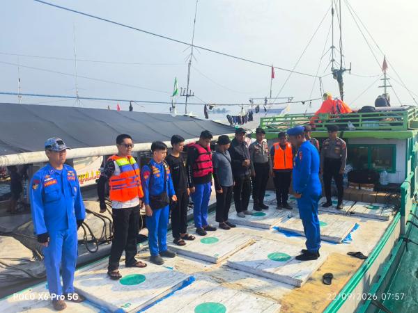 Kapolda Sulbar Salurkan 30 Ton Air Bersih untuk Warga Pulau Ambo dan Papotongan
