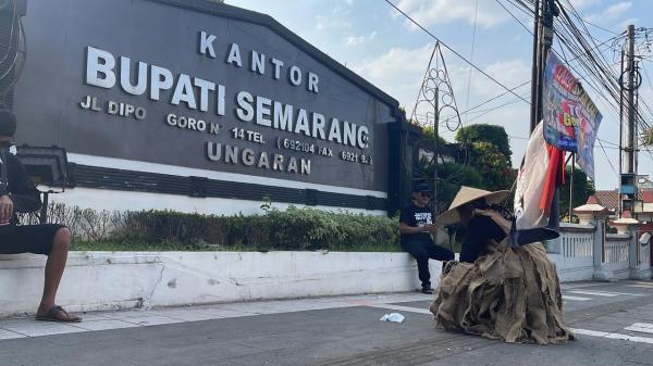 Pendopo Kabupaten Semarang Tutup Pintu untuk Peserta Long March Tolak Geothermal Ungaran