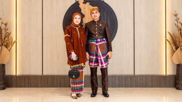Rahmat Ichwan Bahtiar dan Istri Tampil Elegan di Hari Jadi Sulbar ke-22, Kompak Kenakan Busana Adat
