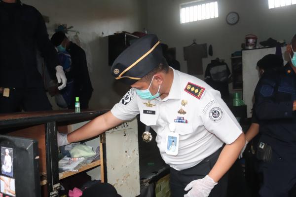 Cegah Narkoba Masuk Lapas, Petugas Gabungan Razia Blok Hunian Lapas Serang