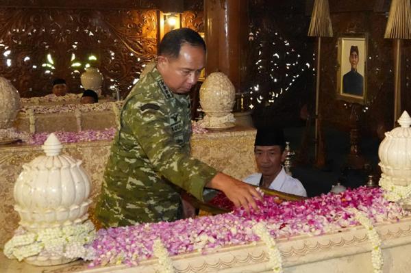 Jelang HUT ke-81 TNI, Jenderal Agus Subiyanto Ziarah ke Makam Soeharto di Astana Giri Bangun