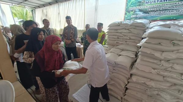 Ratusan Warga Grujugan Banyumas Terima Bantuan Beras 30 Kilogram dari Bulog