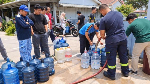 Musim Kemarau, PT Timah Salurkan Air Bersih ke Ponpes di Pangkalpinang