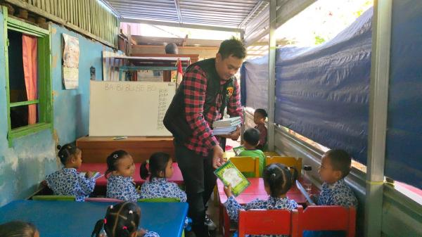 IPDA Khurniawan Jais Sisihkan Gaji untuk Bantu Pendidikan Anak Pulau di Pangkep