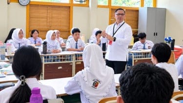 Turun Mengajar di SMAN 4 Surabaya, Kadindik Jatim: Jadi Guru Tidak Mudah