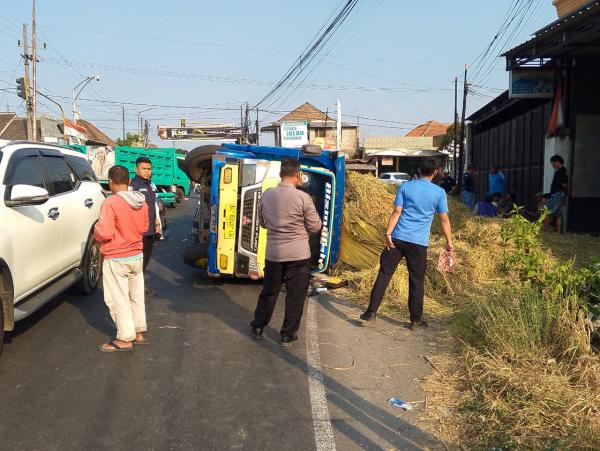 Kecelakaan Tunggal di Jombang: Truk Bermuatan Padi Terguling, 12 Orang Dilarikan ke Rumah Sakit
