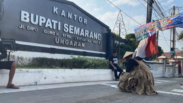 Aksi Teatrikal Tolak Geothermal, Takbir Bergema di Depan Kantor Bupati Semarang