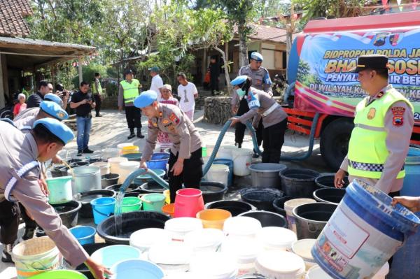 Kemarau Panjang, Warga Kebumen Andalkan Bantuan Air Bersih
