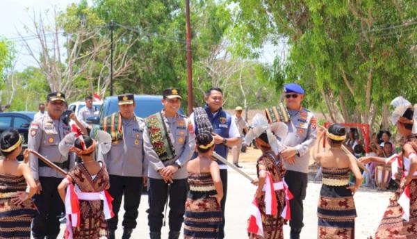Kapolda NTT Resmikan Barak Siaga dan 7 Rumah Dinas di Polres Sabu Raijua