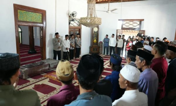 Antarkan Pemakaman Surakman, Pemprov Banten Tegaskan Komitmen Dampingi Keluarga
