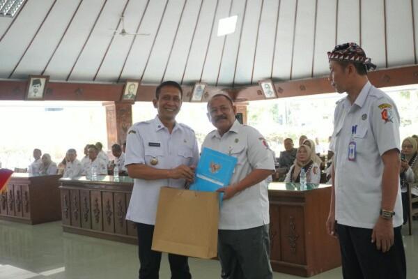 Dari Camat hingga ASN Pemkab Bojonegoro, 76 Orang Terima SK Pensiun di Pendopo Malowopati