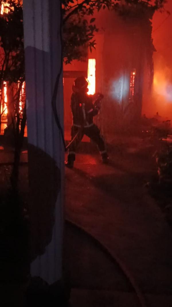 Kebakaran Rumah dan Toko Kelontong di Jatibarang Indramayu, 3 Motor dan Puluhan Gas LPG Terbakar