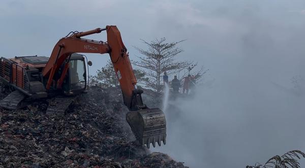 TPA Parit Enam Pangkalpinang Terbakar, 2 Eskavator Diterjuankan Padamkan Api