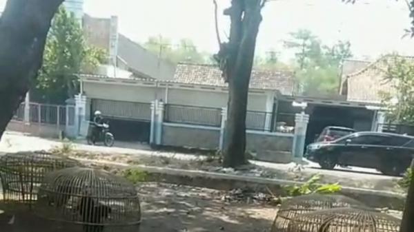 KPK Geledah Rumah Lampri di Nganjuk, Tiga Koper dan Satu Kardus Dibawa Keluar