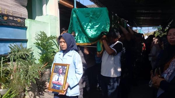 Tangis Pecah, Iringi Kedatangan Jenazah Aldo Korban KMP Virgo di Rumah Duka Karanganyar
