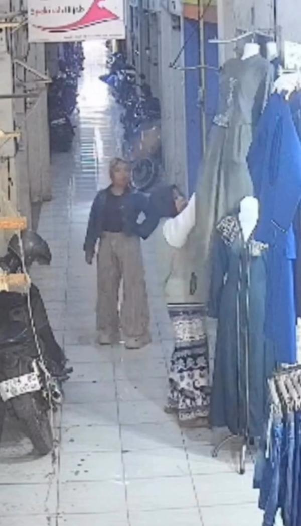 Viral Terekam CCTV, 2 Orang Wanita Curi Baju di Pasar Induk Bondowoso