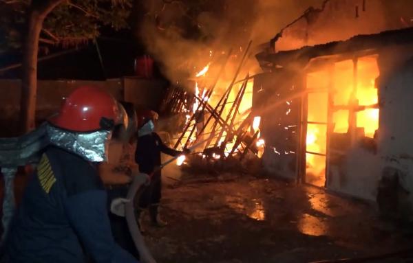 BREAKING NEWS Kebakaran Hebat di Ponorogo, Gudang Arsip Puskesmas Dilalap Api