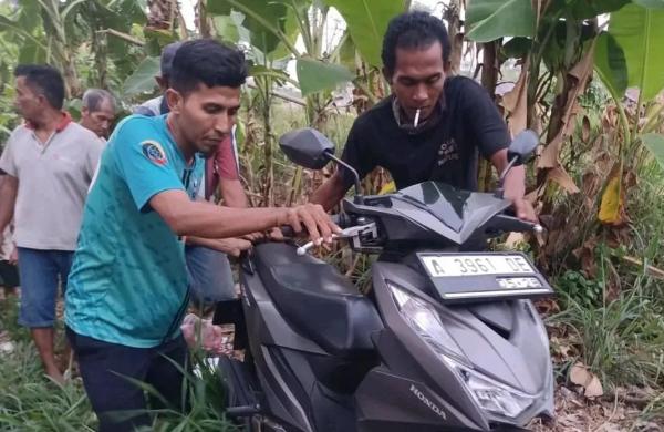 Warga Unyur Temukan Motor Curian Tersembunyi di Balik Tumpukan Pisan