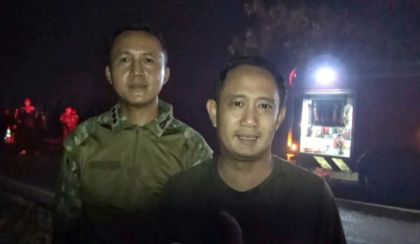 Karhutla Ancam Jalan Trans Kalimantan, Petugas Berjibaku Padamkan Bara Api