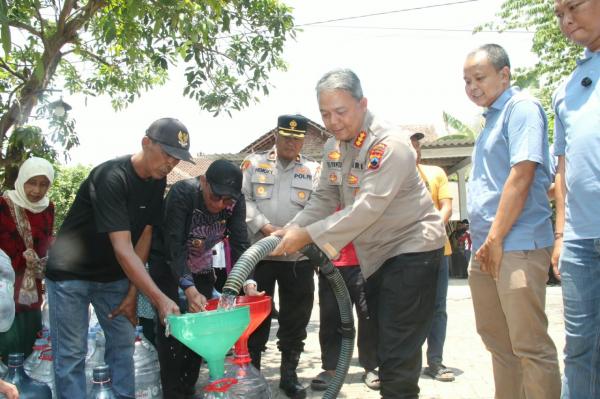 Wartawan Mitra Polda Jateng Salurkan 16 Ribu Liter Air Bersih untuk Warga Jabungan