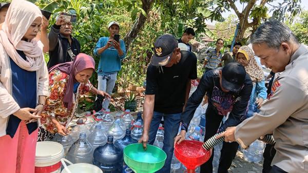 Wartawan Polda Jateng Salurkan 16.000 Liter Air Bersih untuk Warga Terdampak Kekeringan di Jabungan