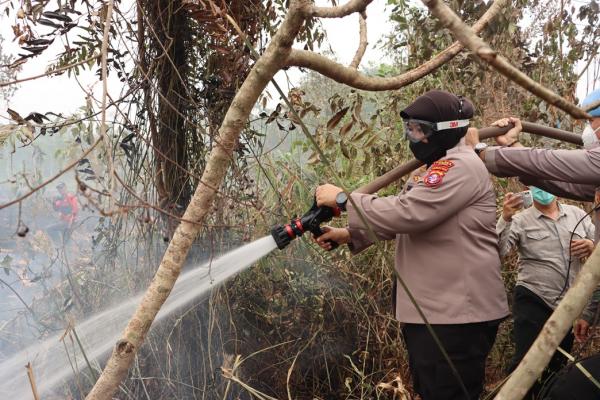 Kapolres Kapuas Turun Langsung Padamkan Karhutla 10 Hektare di Sei Pasah, Gunakan X-Fire