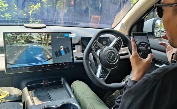 Canggih, Fitur Parkir Otomatis Ini Memungkinkan Pengemudi Tak Perlu Pegang Setir Mobil