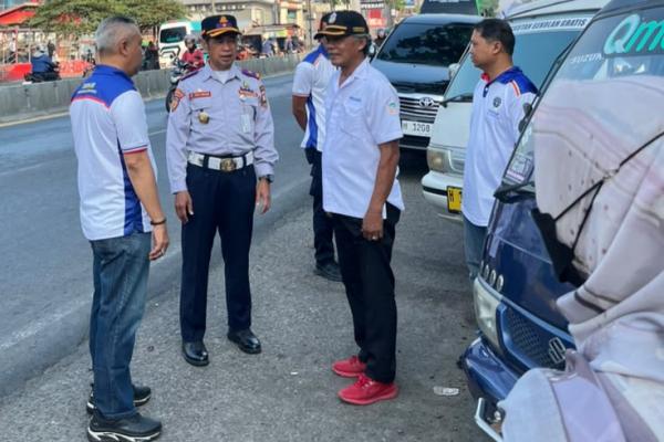 Jumat Berkah Anglot, 10 Mobil Antar Gratis Buruh Pabrik ke Tempat Kerja