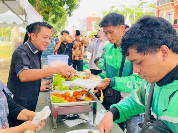 Jumat Berkah Polda Kepri dan Jurnalis Batam Rangkul Ojol, Makan Prasmanan Bareng