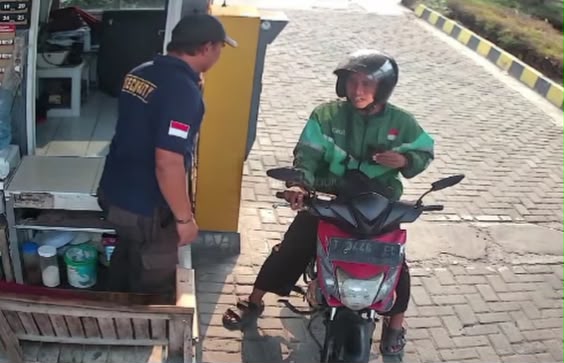 Ngaku Ojol, Pria Ini Diduga Bawa Kabur 2 Paket Rp49 Juta dari Satpam di Karawang