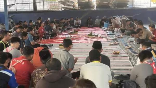 Karyawan PT SPS di 5 Pabrik Gelar Doa Bersama Untuk 7 Korban Ledakan di Lamongan