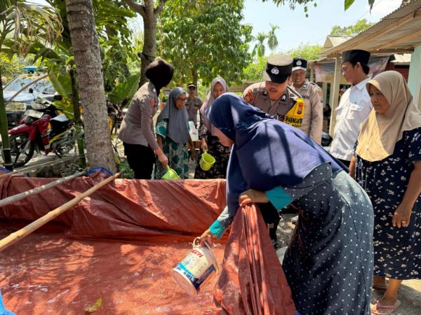 Kekeringan di Dander, Polres Bojonegoro Droping 35.000 Liter Air Bersih ke Warga Ngraseh