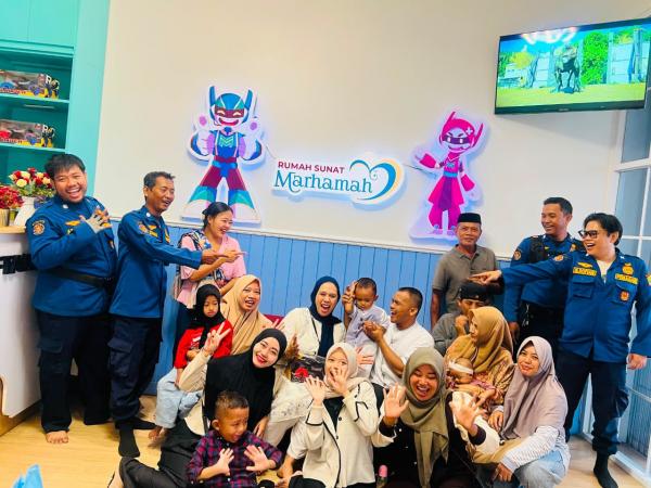Momen Unik di Karawang, Bocah Minta Naik Damkar Dulu Sebelum Disunat