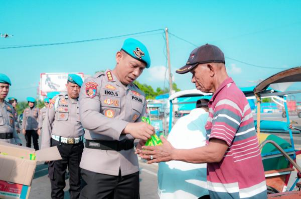 Propam Polda Sulbar Turun ke Jalan, Puluhan Tukang Becak Terima Sembako