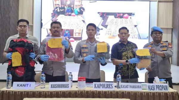 Polres Dumai Gagalkan Penyelundupan 296 Cartridge Diduga Etomidate Seberat 3 Kg