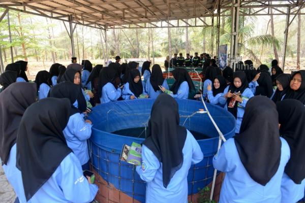 Siswa SMK IT Jamalullail Belinyu Belajar Kelola Lahan Pascatambang di Air Jangkang
